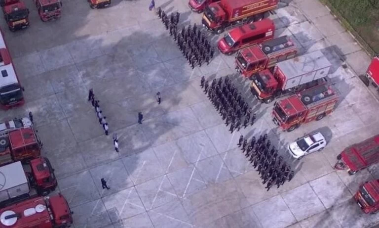 «Μας έβαλαν τα γυαλιά» οι Ρουμάνοι πυροσβέστες στην Εύβοια: «Οργανωμένοι και πειθαρχημένοι σαν μυρμήγκια»